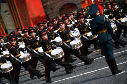 Москва. Курсанты Московского военно-музыкального училища имени генерал-лейтенанта В.М.Халилова во время генеральной репетиции парада на Красной площади, посвященного 77-й годовщине Победы в Великой Отечественной войне.