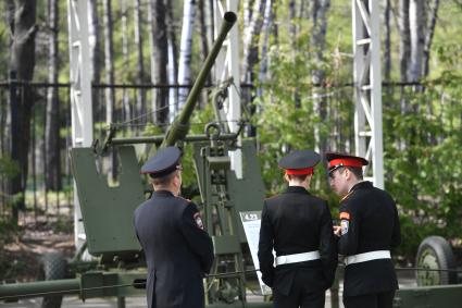 Москва. Открытие музея Г.О.Р.А. - `Главные Оружейные Реликвии Армии` на открытой площадке Музея Победы на Поклонной горе. Учащиеся кадетского класса московской школы во время экскурсии.