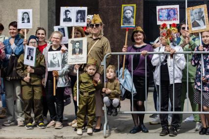 Челябинск. Участники акции `Бессмертный полк`, посвященной 77-й годовщине Победы в Великой Отечественной войне.