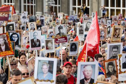 Челябинск. Участники акции `Бессмертный полк`, посвященной 77-й годовщине Победы в Великой Отечественной войне.