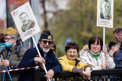 Челябинск. Участники акции `Бессмертный полк`, посвященной 77-й годовщине Победы в Великой Отечественной войне.