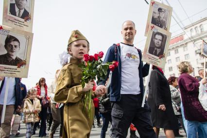 Челябинск. Участники акции `Бессмертный полк`, посвященной 77-й годовщине Победы в Великой Отечественной войне.