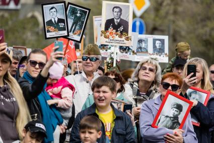 Челябинск. Участники акции `Бессмертный полк`, посвященной 77-й годовщине Победы в Великой Отечественной войне.