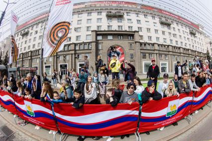 Челябинск. Участники акции `Бессмертный полк`, посвященной 77-й годовщине Победы в Великой Отечественной войне.