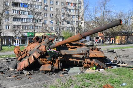 Мариуполь, Донецкая народная республика. Разбитая военная техника   на улице города.