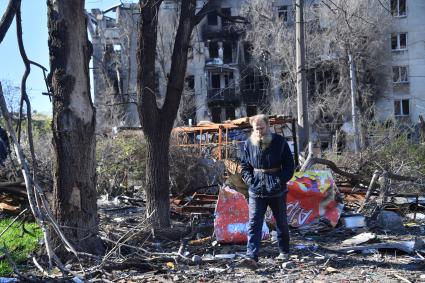 Мариуполь, Донецкая народная республика. Жители на улице разрушенного города.