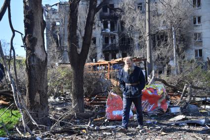 Мариуполь, Донецкая народная республика. Жители  на улице разрушенного города.