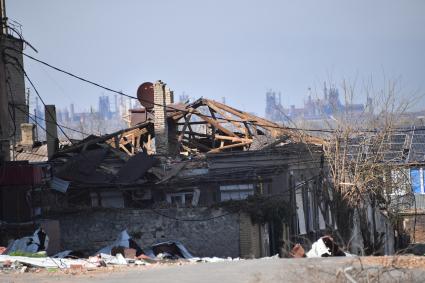 Мариуполь, Донецкая народная республика. На улице разрушенного города.