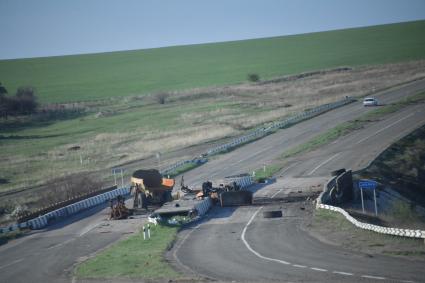 Мариуполь, Донецкая народная республика. Разбитая машина на дороге.