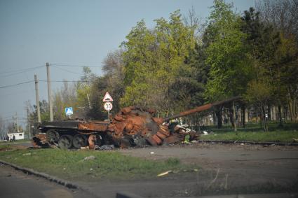 Мариуполь, Донецкая народная республика. Разбитая военная техника   на улице города.