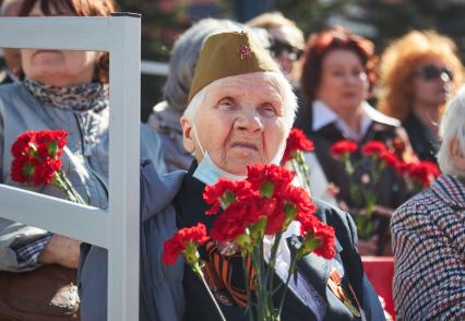 Пермь. Участники акции `Бессмертный полк`, посвященной 77-й годовщине Победы в Великой Отечественной войне.