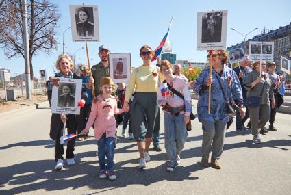 Пермь. Участники акции `Бессмертный полк`, посвященной 77-й годовщине Победы в Великой Отечественной войне.