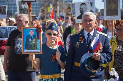 Пермь. Участники акции `Бессмертный полк`, посвященной 77-й годовщине Победы в Великой Отечественной войне.