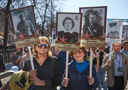 Пермь. Участники акции `Бессмертный полк`, посвященной 77-й годовщине Победы в Великой Отечественной войне.