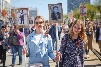 Пермь. Участники акции `Бессмертный полк`, посвященной 77-й годовщине Победы в Великой Отечественной войне.