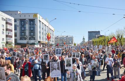 Пермь. Участники акции `Бессмертный полк`, посвященной 77-й годовщине Победы в Великой Отечественной войне.