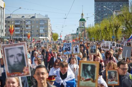 Пермь. Участники акции `Бессмертный полк`, посвященной 77-й годовщине Победы в Великой Отечественной войне.