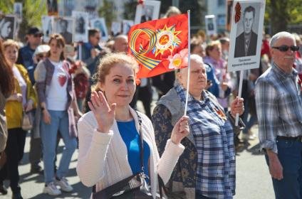 Пермь. Участники акции `Бессмертный полк`, посвященной 77-й годовщине Победы в Великой Отечественной войне.