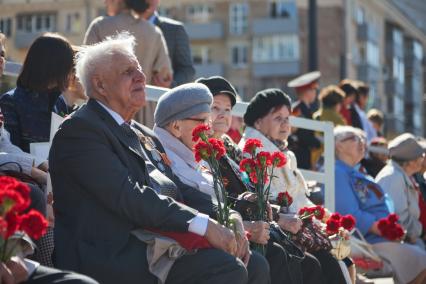 Пермь. Участники акции `Бессмертный полк`, посвященной 77-й годовщине Победы в Великой Отечественной войне.