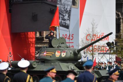 Москва. Танк Т-34-85 во время генеральной репетиции парада на Красной площади, посвященного 77-й годовщине Победы в Великой Отечественной войне.