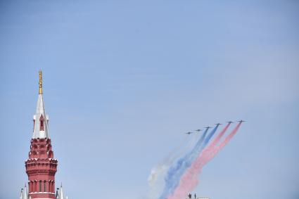 Москва. Штурмовики Су-25 во время генеральной репетиции парада на Красной площади, посвященного 77-й годовщине Победы в Великой Отечественной войне.