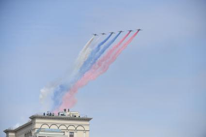 Москва. Штурмовики Су-25 во время генеральной репетиции парада на Красной площади, посвященного 77-й годовщине Победы в Великой Отечественной войне.