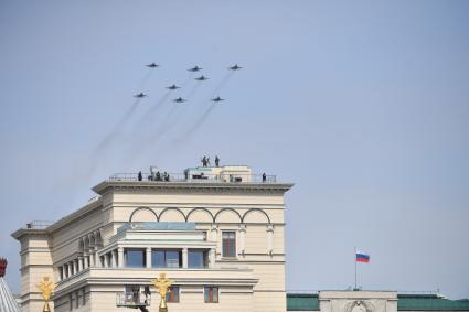 Москва. Многоцелевые истребители МиГ-29СМТ в полетном порядке `Z` во время генеральной репетиции парада на Красной площади, посвященного 77-й годовщине Победы в Великой Отечественной войне.