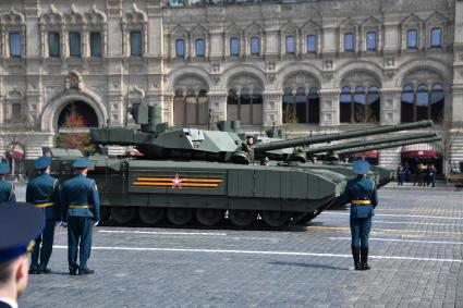 Москва. Танки Т-14 `Армата` во время генеральной репетиции парада на Красной площади, посвященного 77-й годовщине Победы в Великой Отечественной войне.