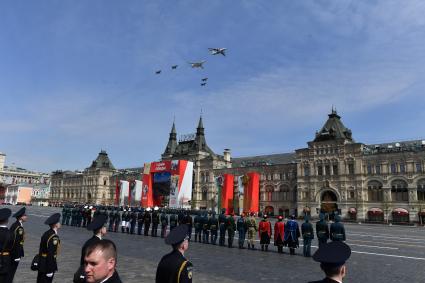 Москва. Самолет-заправщик Ил-78, стратегический бомбардировщик-ракетоносец Ту-160 и истребители-перехватчики МиГ-31БМ во время генеральной репетиции парада на Красной площади, посвященного 77-й годовщине Победы в Великой Отечественной войне.