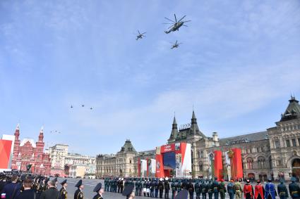 Москва. Военно-транспортный вертолет Ми-26 и транспортно-боевые вертолеты Ми-24 во время генеральной репетиции парада на Красной площади, посвященного 77-й годовщине Победы в Великой Отечественной войне.