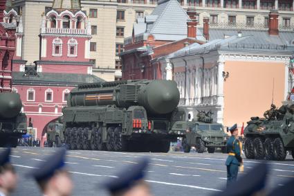 Москва. Автономная пусковая установка (АПУ) `Ярс` во время генеральной репетиции парада на Красной площади, посвященного 77-й годовщине Победы в Великой Отечественной войне.