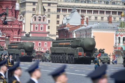 Москва. Автономная пусковая установка (АПУ) `Ярс` во время генеральной репетиции парада на Красной площади, посвященного 77-й годовщине Победы в Великой Отечественной войне.