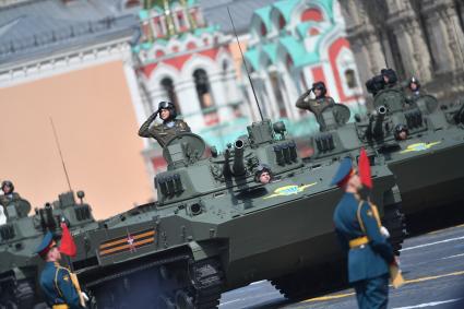 Москва. Боевые машины десанта БМД-4М во время генеральной репетиции парада на Красной площади, посвященного 77-й годовщине Победы в Великой Отечественной войне.