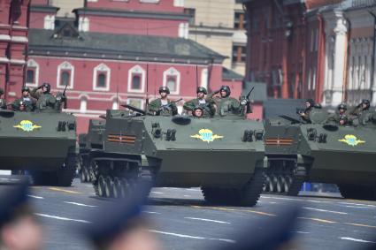 Москва. Бронетранспортеры МДМ `Ракушка` во время генеральной репетиции парада на Красной площади, посвященного 77-й годовщине Победы в Великой Отечественной войне.