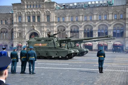 Москва. 152-мм дивизионная самоходная гаубица `Мста-СМ` во время генеральной репетиции парада на Красной площади, посвященного 77-й годовщине Победы в Великой Отечественной войне.