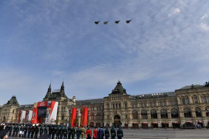 Москва. Истребители Су-57 во время генеральной репетиции парада на Красной площади, посвященного 77-й годовщине Победы в Великой Отечественной войне.