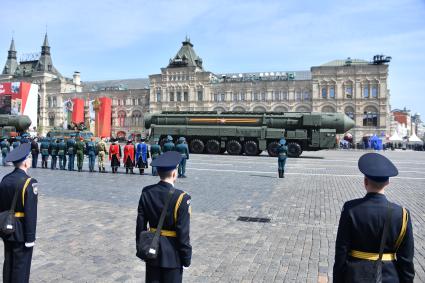 Москва. Автономная пусковая установка (АПУ) `Ярс` во время генеральной репетиции парада на Красной площади, посвященного 77-й годовщине Победы в Великой Отечественной войне.