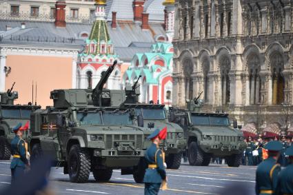 Москва. Бронеавтомобили `Тайфун-К` во время генеральной репетиции парада на Красной площади, посвященного 77-й годовщине Победы в Великой Отечественной войне.