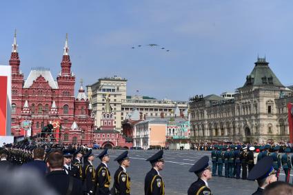 Москва. Стратегический бомбардировщик-ракетоносец Ту-95МС и многоцелевые истребители Су-35С во время генеральной репетиции парада на Красной площади, посвященного 77-й годовщине Победы в Великой Отечественной войне.