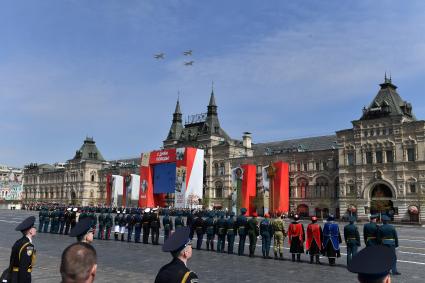 Москва. Самолеты-перехватчики МиГ-31БМ во время генеральной репетиции парада на Красной площади, посвященного 77-й годовщине Победы в Великой Отечественной войне.