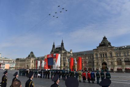 Москва. Многоцелевые истребители МиГ-29СМТ в полетном порядке `Z` во время генеральной репетиции парада на Красной площади, посвященного 77-й годовщине Победы в Великой Отечественной войне.