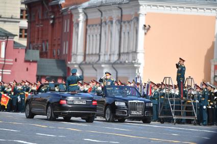 Москва. Главнокомандующий сухопутными войсками РФ Олег Салюков (в центре) и военнослужащие парадных расчетов во время генеральной репетиции парада на Красной площади, посвященного 77-й годовщине Победы в Великой Отечественной войне.