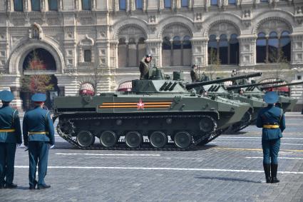 Москва. Боевая гусеничная плавающая машина БМД-4М во время генеральной репетиции парада на Красной площади, посвященного 77-й годовщине Победы в Великой Отечественной войне.