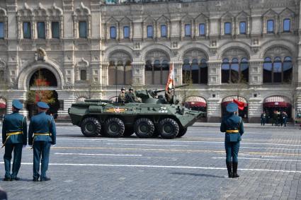 Москва. Бронетранспортер БТР-82А во время генеральной репетиции парада на Красной площади, посвященного 77-й годовщине Победы в Великой Отечественной войне.