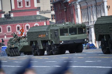 Москва. Оперативно-тактический ракетный комплекс (ОТРК) `Искандер-М` во время генеральной репетиции парада на Красной площади, посвященного 77-й годовщине Победы в Великой Отечественной войне.