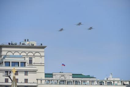 Москва. Ракетоносцы-бомбардировщики Ту-22М3 во время генеральной репетиции парада на Красной площади, посвященного 77-й годовщине Победы в Великой Отечественной войне.