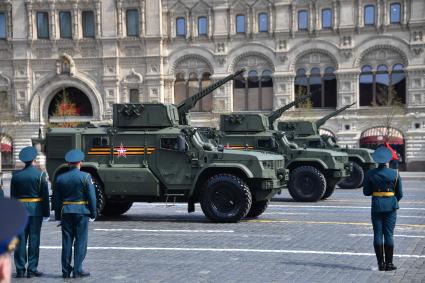 Москва. Бронеавтомобили `Тайфун-К` во время генеральной репетиции парада на Красной площади, посвященного 77-й годовщине Победы в Великой Отечественной войне.