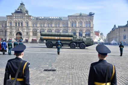 Москва. Зенитные ракетные системы (ЗРС) С-400 `Триумф` во время генеральной репетиции парада на Красной площади, посвященного 77-й годовщине Победы в Великой Отечественной войне.