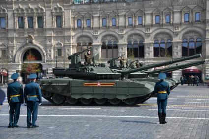 Москва. Танки Т-90М `Прорыв` во время генеральной репетиции парада на Красной площади, посвященного 77-й годовщине Победы в Великой Отечественной войне.