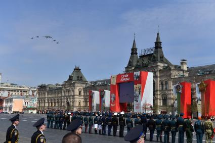 Москва. Стратегический бомбардировщик-ракетоносец Ту-95МС и многоцелевые истребители Су-35С во время генеральной репетиции парада на Красной площади, посвященного 77-й годовщине Победы в Великой Отечественной войне.